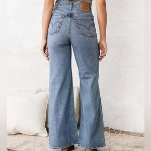 Levi's High Loose Flare High Rise Medium Wash Distressed Jeans sz  30 NWT